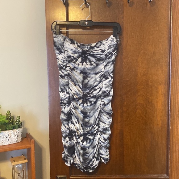 Capella black and white Smokey ruched dress 😍😍 - Picture 3 of 9